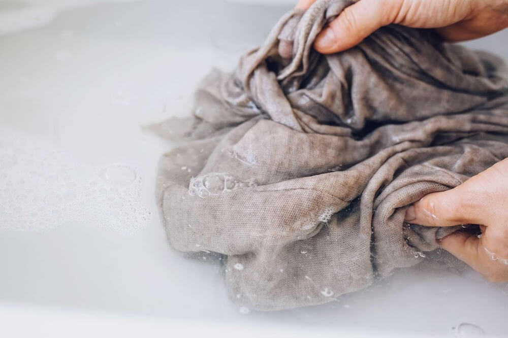 Khi sử dụng nước xả vải, bạn chỉ nên ngâm từ 10 đến 15 phút để quần áo thơm lâu