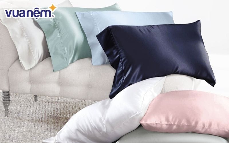 Chọn sử dụng gối satin hoặc gối lụa