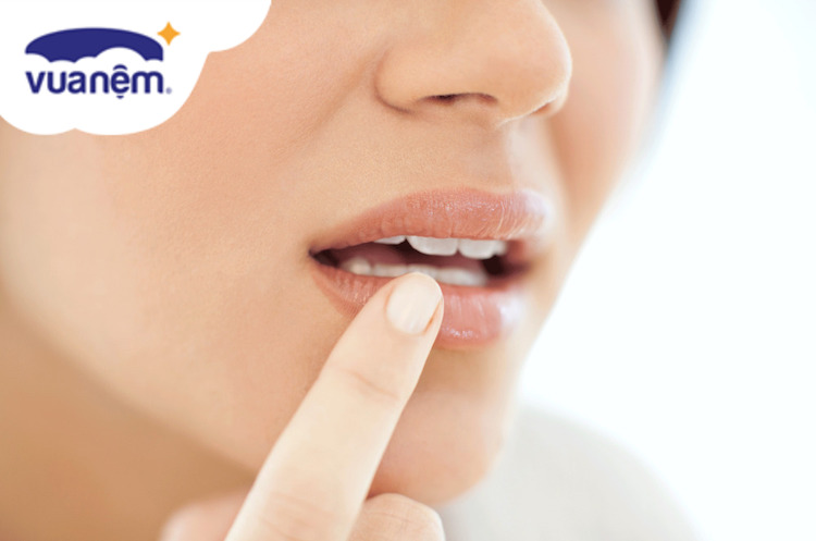 sưng môi trên khi ngủ dậy