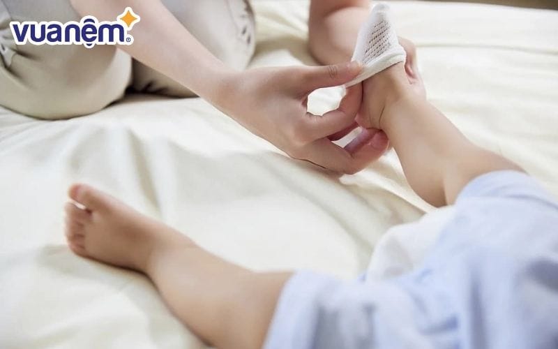 Đi tất cho trẻ khi ngủ dễ dàng cởi ra khi cần thiết