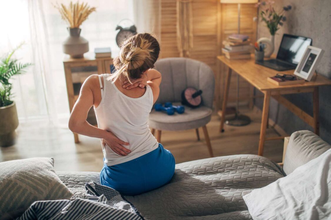 Xuất hiện những cơn đau lưng sau khi ngủ thì nên thay nệm cao su mới