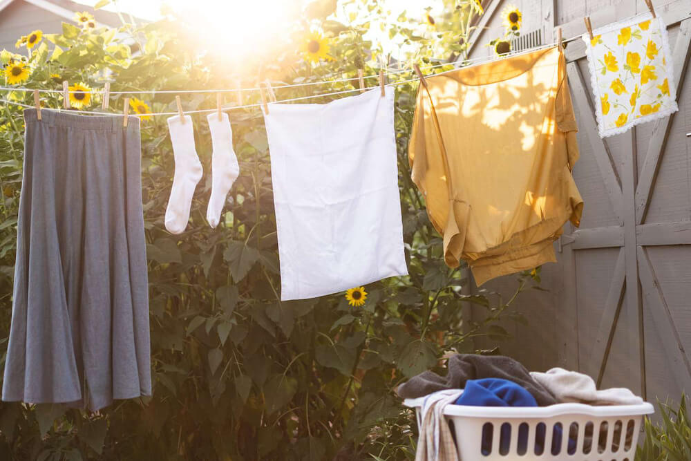 Phơi quần áo ở nơi có ánh nắng nhằm giúp cho quần áo nhanh chóng được khô