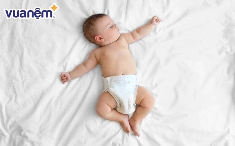 Trẻ em khỏe mạnh thường không cần đi tất khi ngủ vào mùa hè để tránh bị quá nóng