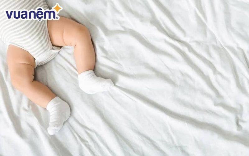 Những trẻ có thể trạng yếu khó điều hòa thân nhiệt có thể đi tất khi ngủ