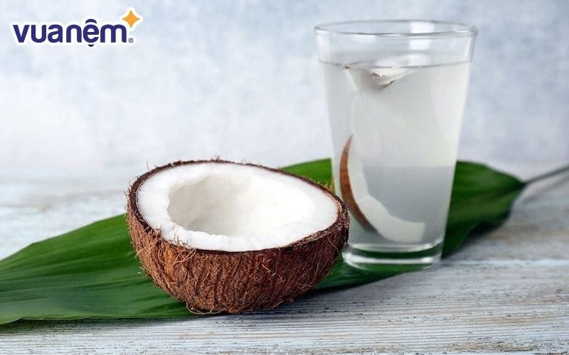 Uống nước dừa trước hoặc sau bữa ăn