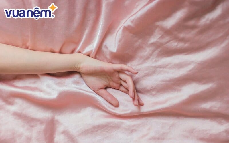 Chăn ga gối chất liệu tơ tằm vừa sang trọng vừa nhẹ và thoáng khí