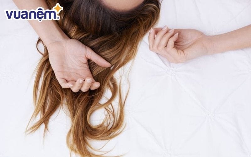 Nên buộc tóc hay xõa tóc khi đi ngủ - Xõa tóc khi ngủ khiến tóc rối, chẻ ngọn