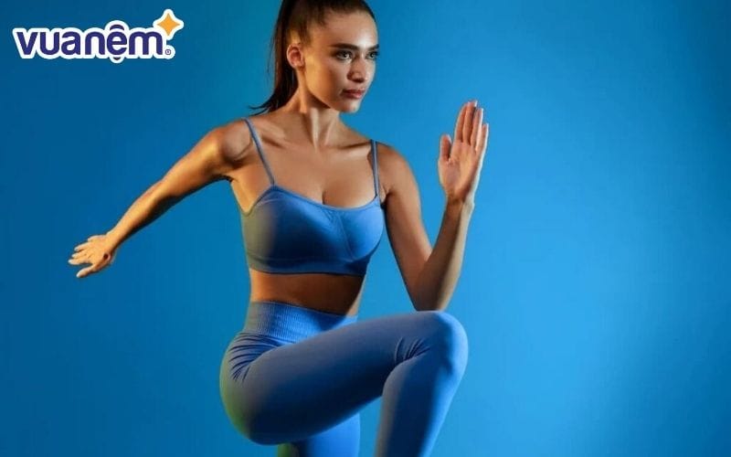 Standing oblique crunch giúp bạn giảm kích thước vòng eo