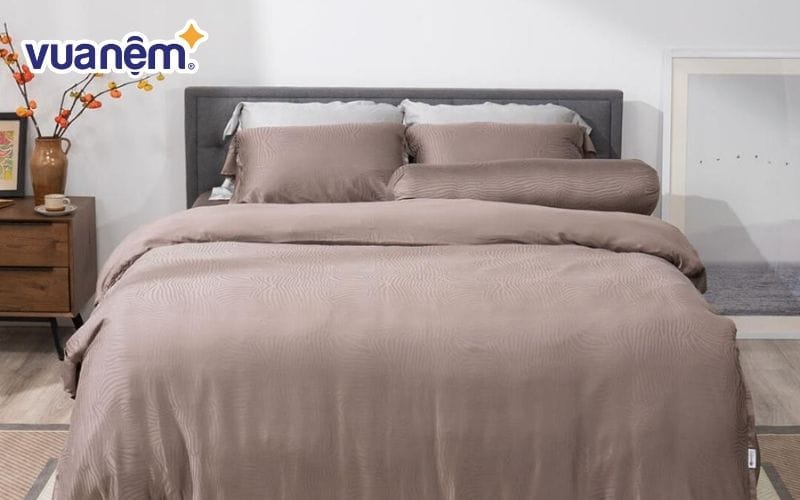 Bộ chăn ga gối phù hợp với căn phòng ngủ có màu trắng