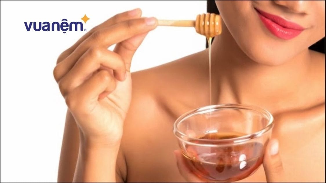 bôi mật ong lên mặt trước khi đi ngủ