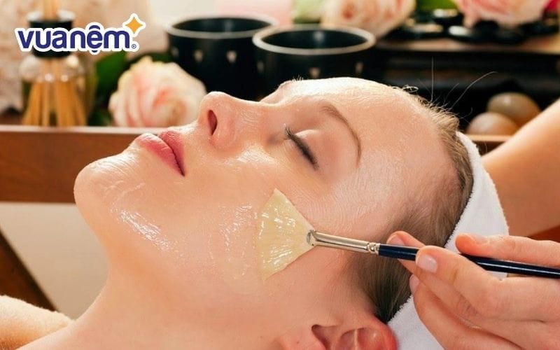 Bôi mật ong lên mặt trước khi ngủ giúp giữ ẩm cho da