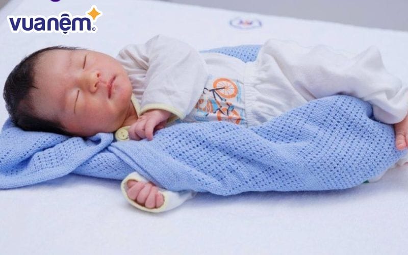 Cách mặc quần áo cho bé sơ sinh khi ngủ