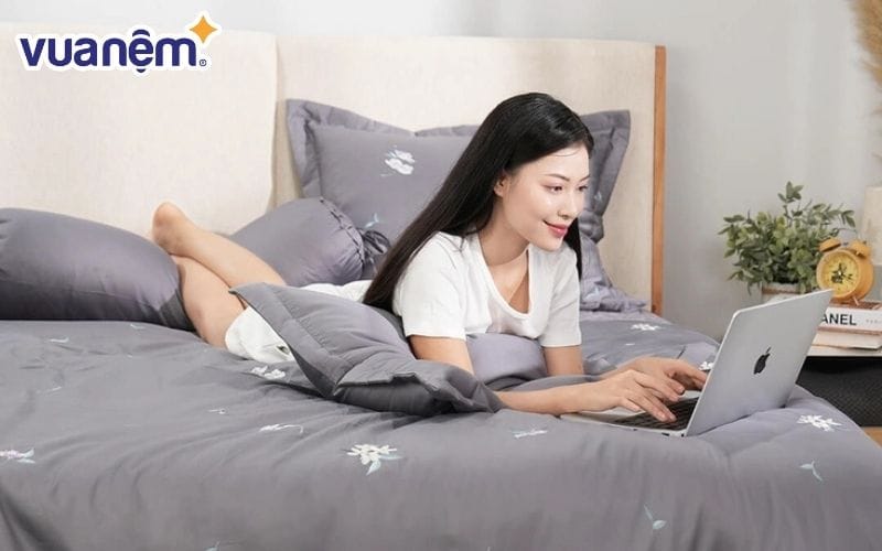 Những bộ chăn ga gối đệm với gam màu xám tạo ra cảm giác thanh lịch cho mùa thu
