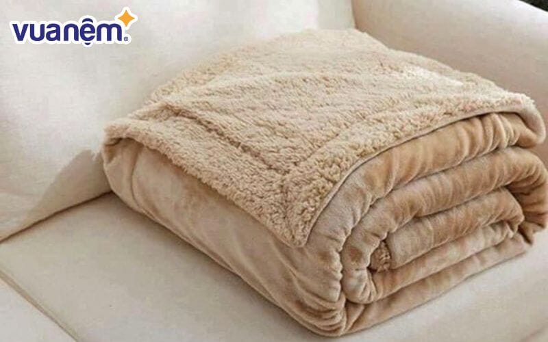 Chăn lông cừu là loại chăn được làm từ lông của con cừu