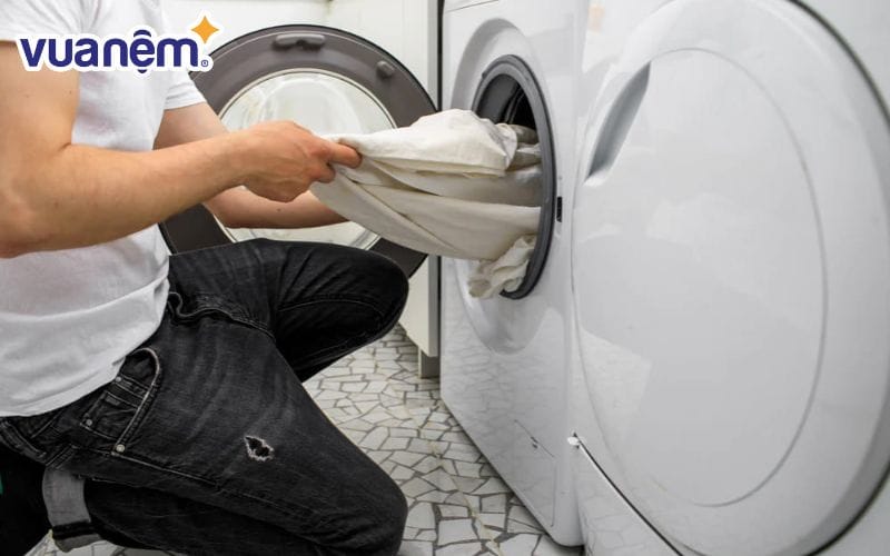 Người dùng cũng nên lưu ý khi giặt chăn lông vũ