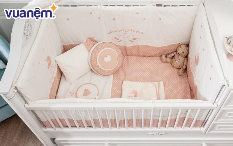 Với trẻ sơ sinh, ba mẹ nên lựa chọn chăn ga gối có màu sắc sáng, nhẹ nhàng