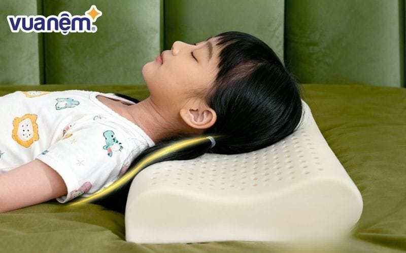 Khi chọn gối ngủ cho con, bạn không nên lấy loại quá cao hoặc quá thấp