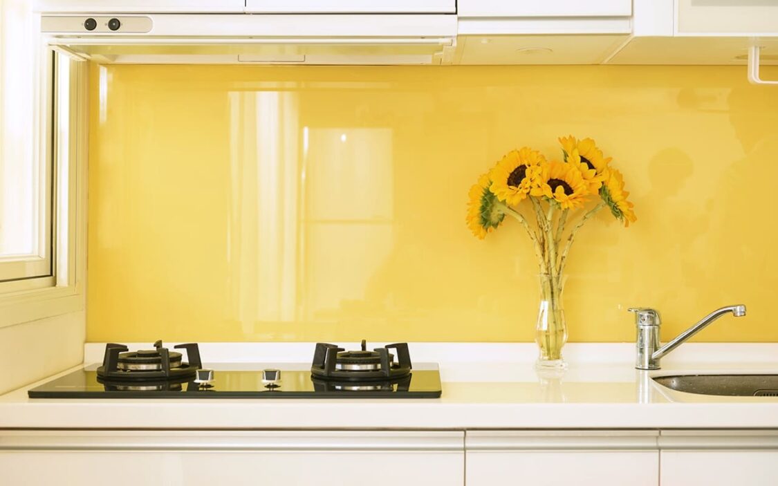 chọn kính ốp bếp có màu vàng sữa cho mệnh kim