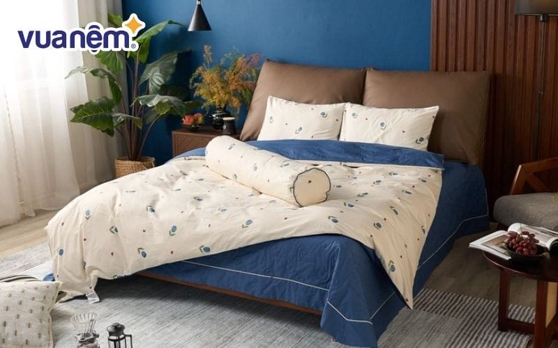 Chọn màu chăn ga gối hợp với tường sơn nhà để cân bằng không gian nghỉ ngơi