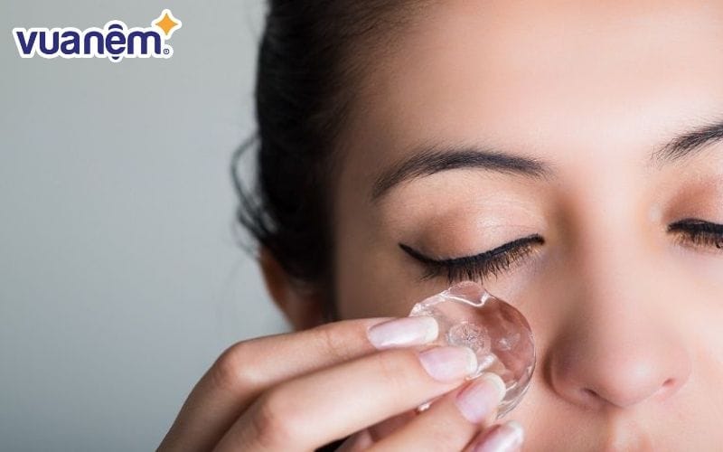 Chườm đá lên mặt vào buổi tối trước khi ngủ là cách làm sạch da hiệu quả
