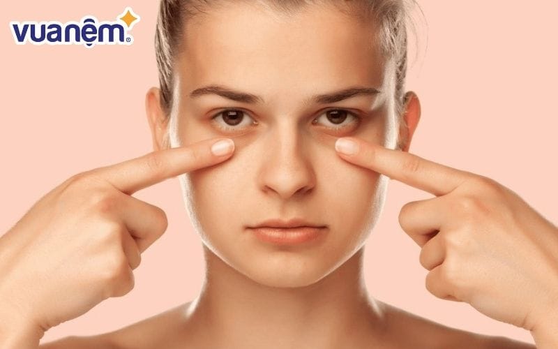 Chườm đá lên vùng mắt giúp xóa bỏ quầng thâm