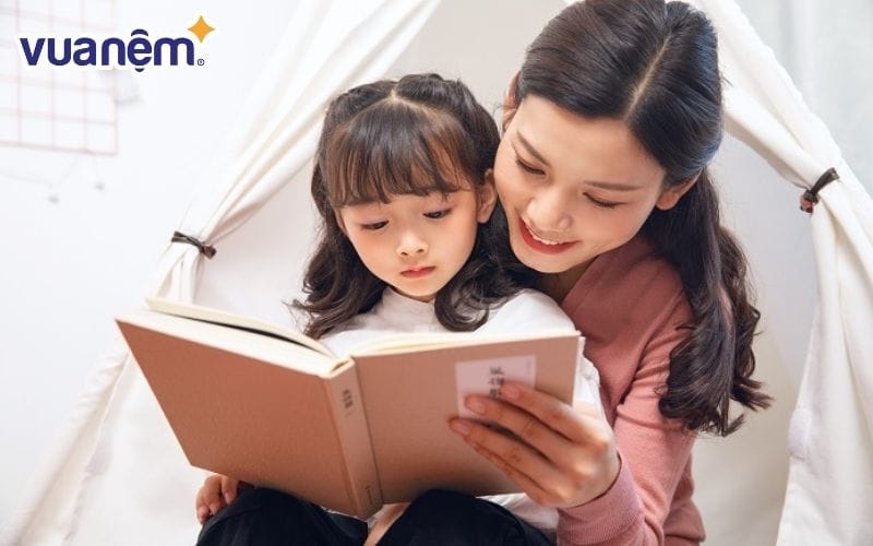 Bạn có thể cùng bé đọc sách trước giờ đi ngủ