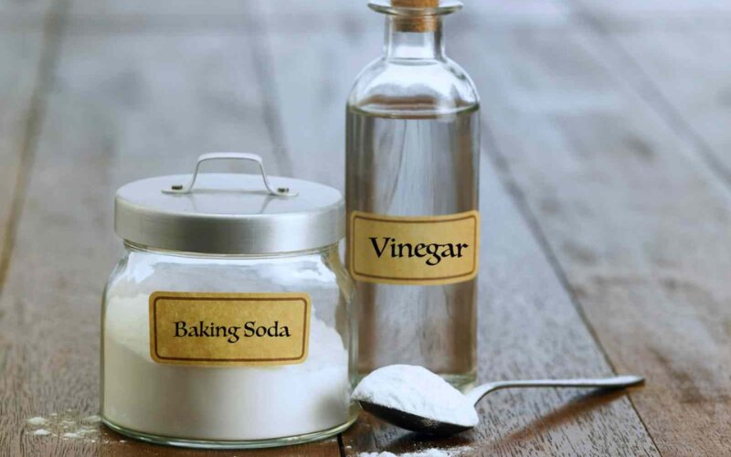 Sử dụng giấm và soda để giảm mùi ẩm mốc