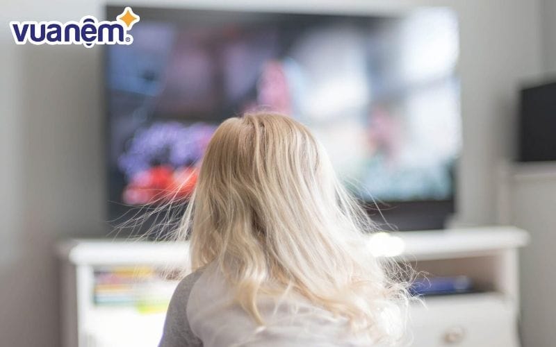 Xem tivi đúng cách để tránh ảnh hưởng đến sức khỏe của trẻ