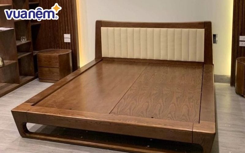 Việc xác định được tông màu gỗ của giường sẽ giúp chọn được màu chăn ga gối dễ dàng hơn