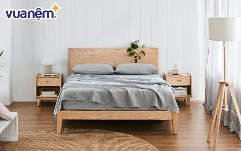 Thiết kế giường gỗ được tối giản để giữ nguyên nét thô mộc cùng màu sắc chủ đạo là nâu vàng.