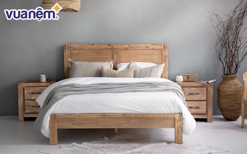 Giường gỗ tự nhiên là một lựa chọn lý tưởng nếu bạn đang tìm kiếm một chiếc giường có chất lượng cao, tuổi thọ lâu dài