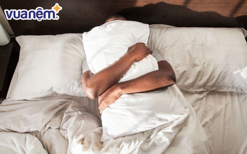 Dùng gối ôm trước ngực trong giấc ngủ để xoa dịu các cơn đau ngực