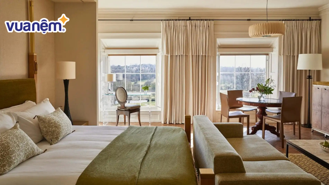 [Giải mã] Vì sao giường khách sạn luôn đặt nhiều gối dù phòng chỉ 1 người nằm?