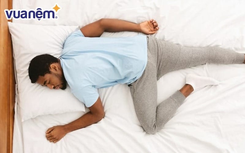 Nam giới không nên nằm sấp khi ngủ vì đây là tư thế gây hại cho sức khỏe