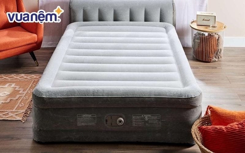 Kiểm tra van khóa của nệm hơi xem có bị rò rỉ hay không