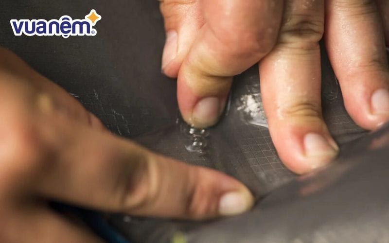 Tìm lỗ hổng trên nệm hơi bằng dung dịch xà phòng