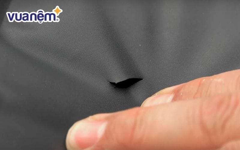 Chà giấy nhám ở vị trí hổng để miếng vá bám dính tốt hơn