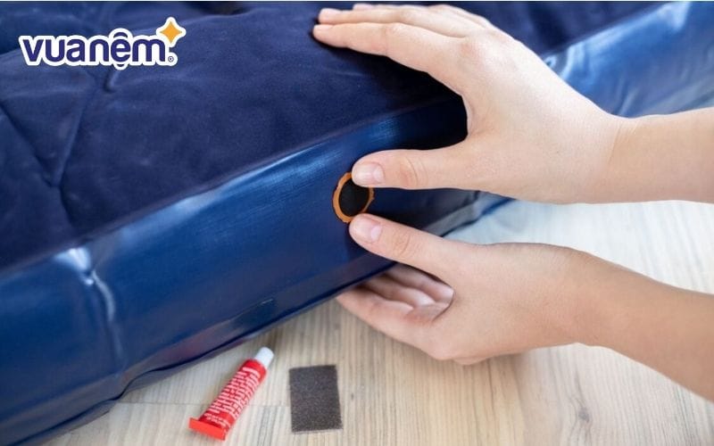 Dùng keo và miếng vá để vá nệm hơi bị rò rỉ