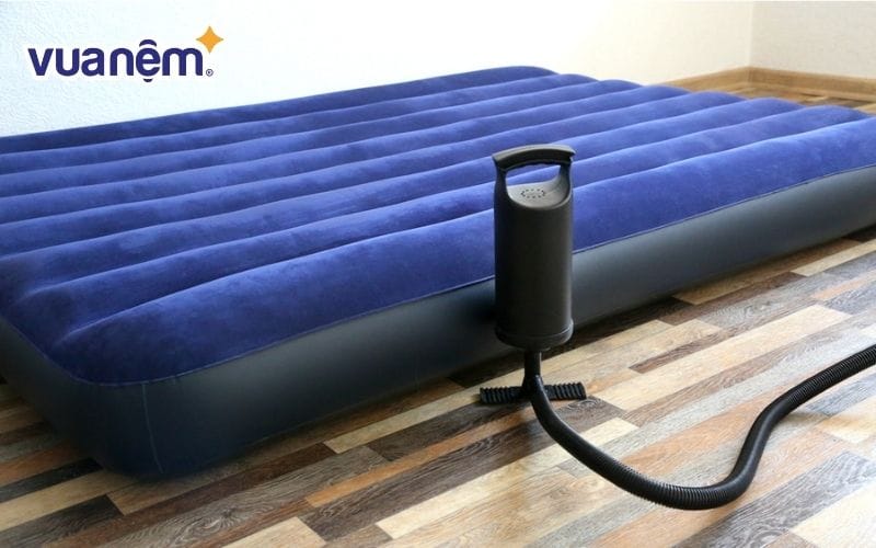Bơm hơi để kiểm tra lại chất lượng nệm sau khi vá
