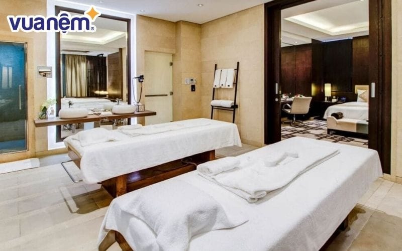 Giường spa chân gỗ rất được các cơ sở làm đẹp ưa chuộng