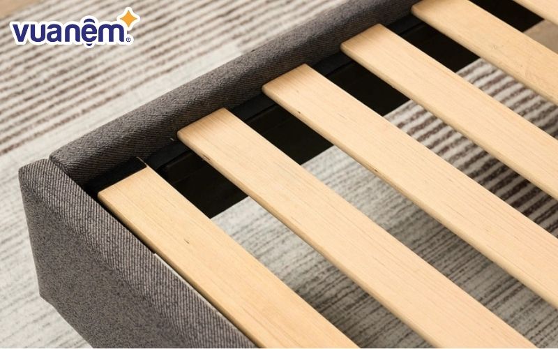 Kiểm tra độ chắc chắn của khung giường