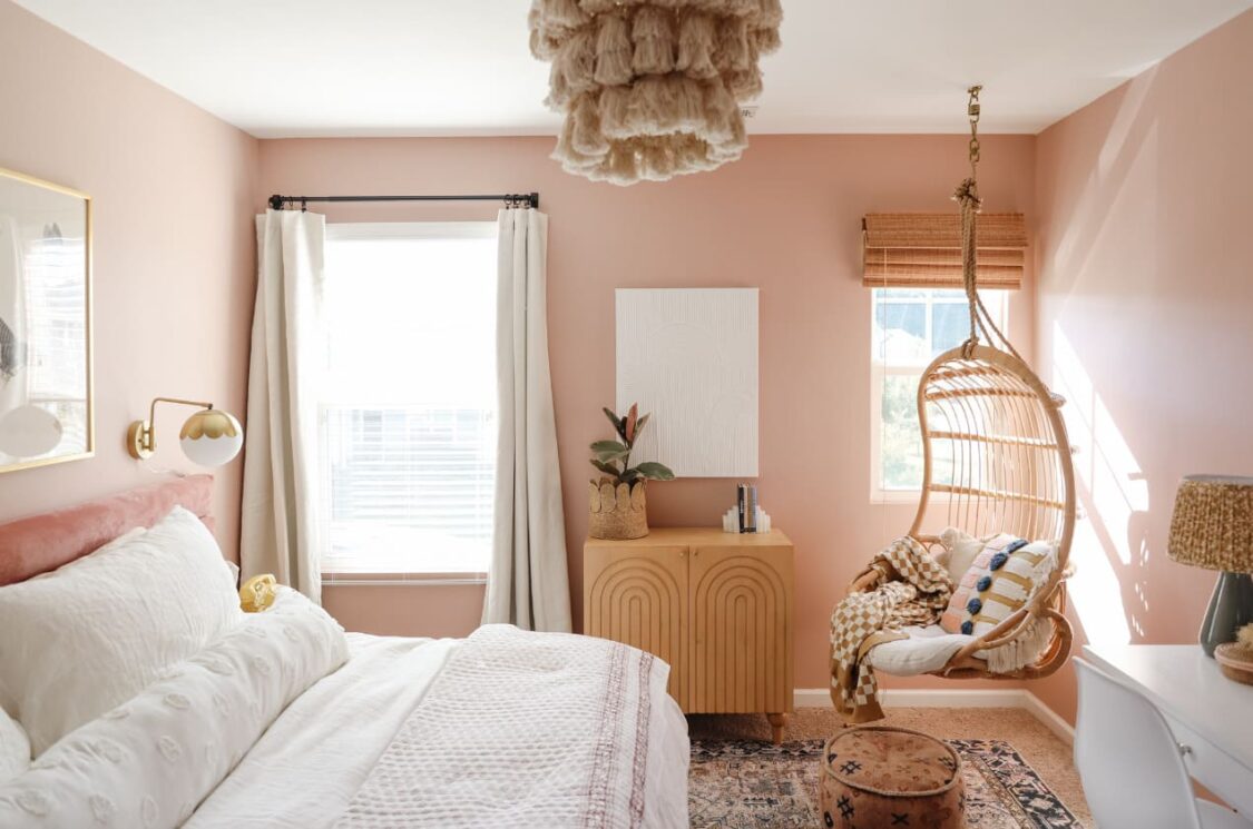 lựa chọn ga giường màu trắng và tường phòng ngủ màu hồng
