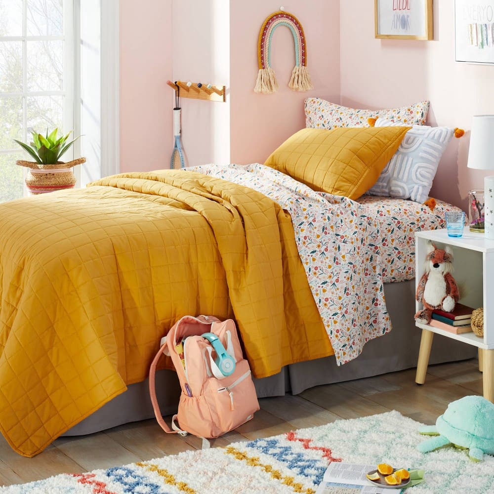 lựa chọn ga giường màu vàng với tường phòng ngủ màu hồng 