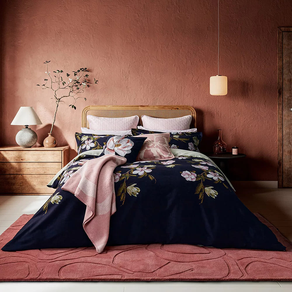Lựa chọn ga giường màu xanh hải quân cho căn phòng ngủ màu hồng