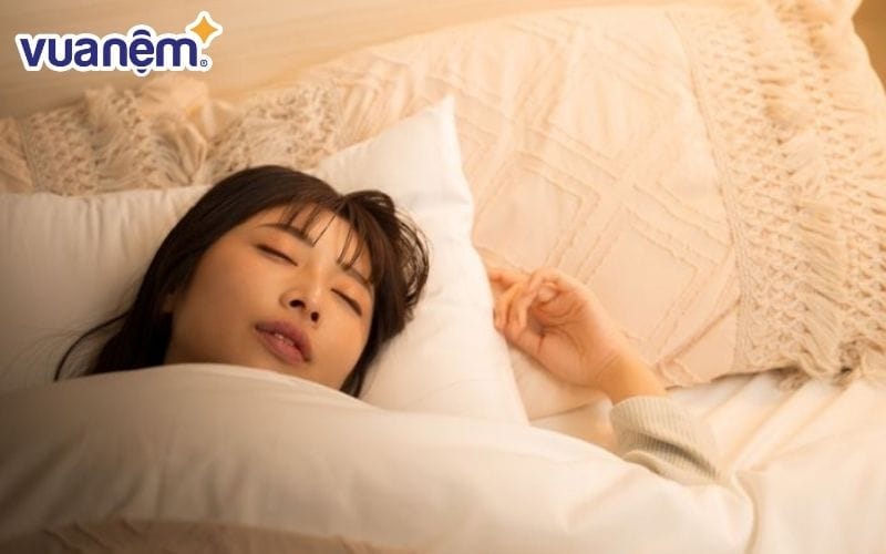 Kê gối dưới lưng khi ngủ giúp ngủ ngon hơn