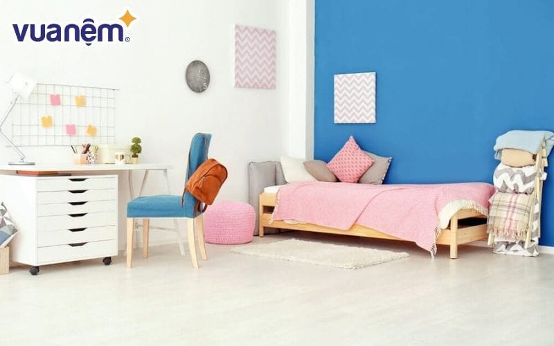 Nên chọn giường phù hợp với kích thước phòng và không làm chật chội không gian