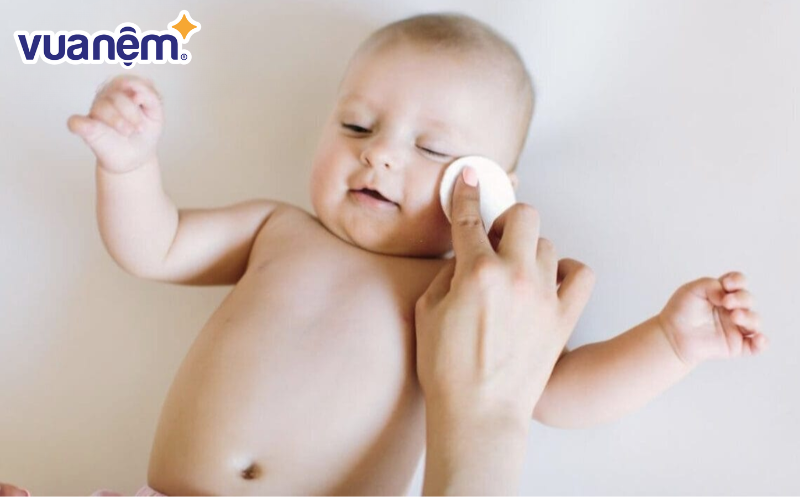 Vệ sinh mắt bé bị đổ ghèn đúng cách và hợp vệ sinh