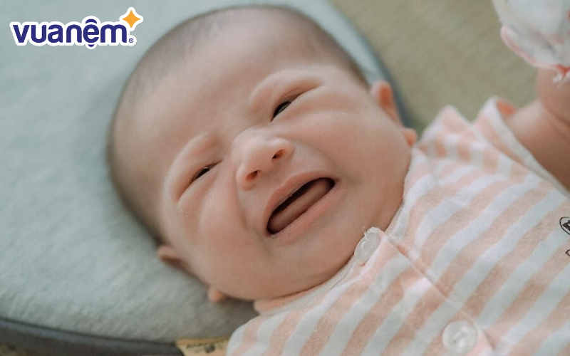 Bé bị đổ ghèn khi ngủ dậy sẽ quấy khóc hơn bình thường vì cảm giác khó chịu