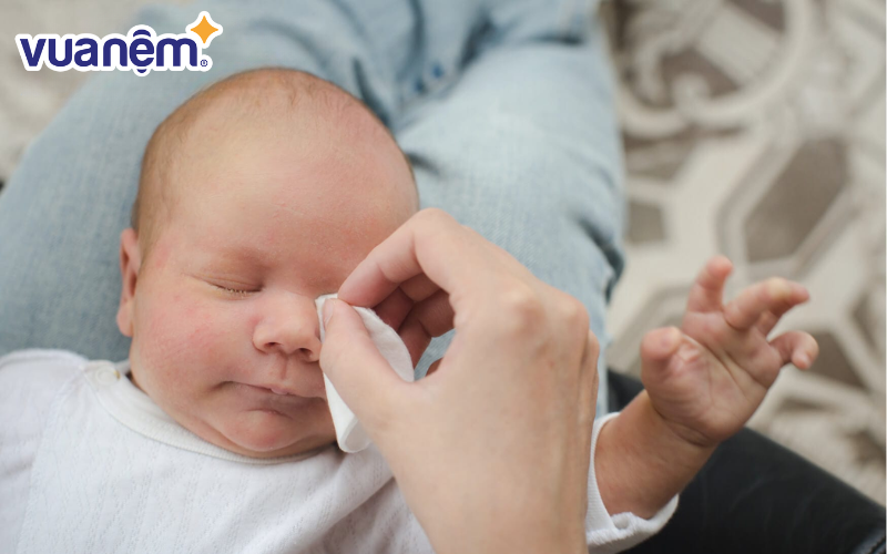 Bố mẹ cần vệ sinh vùng mắt hàng ngày để tránh bị đổ ghèn khi ngủ dậy