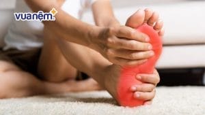 Vì sao sáng ngủ dậy bị đau lòng bàn chân? Khắc phục ra sao?